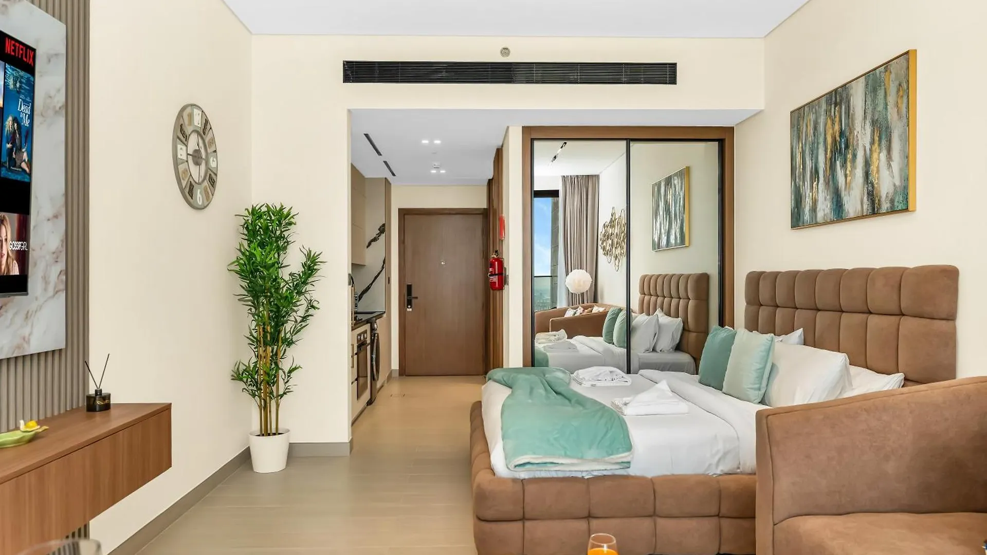 Modern Studio Private Jacuzzi Canal View Dubai