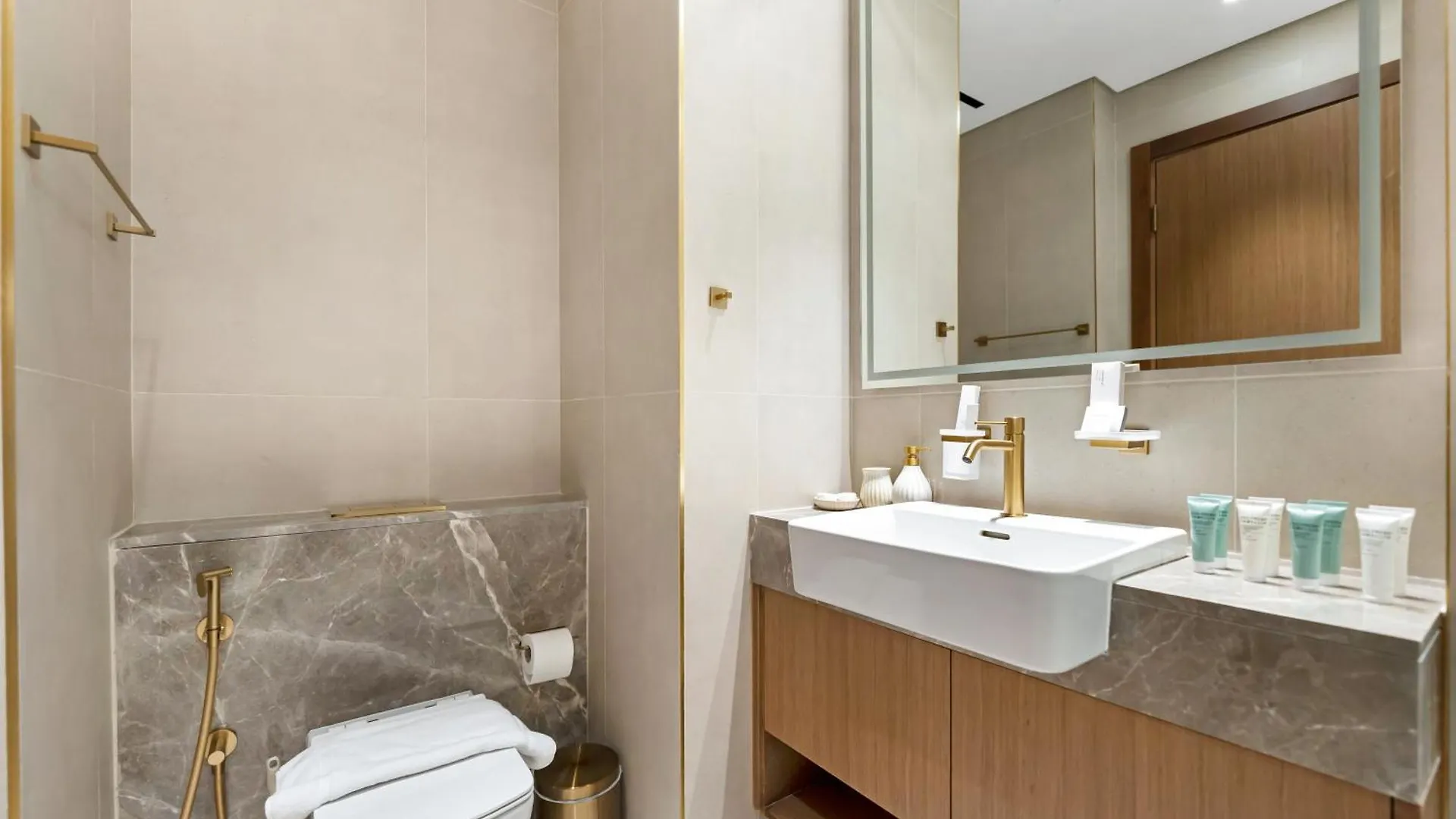 Modern Studio Private Jacuzzi Canal View Dubai