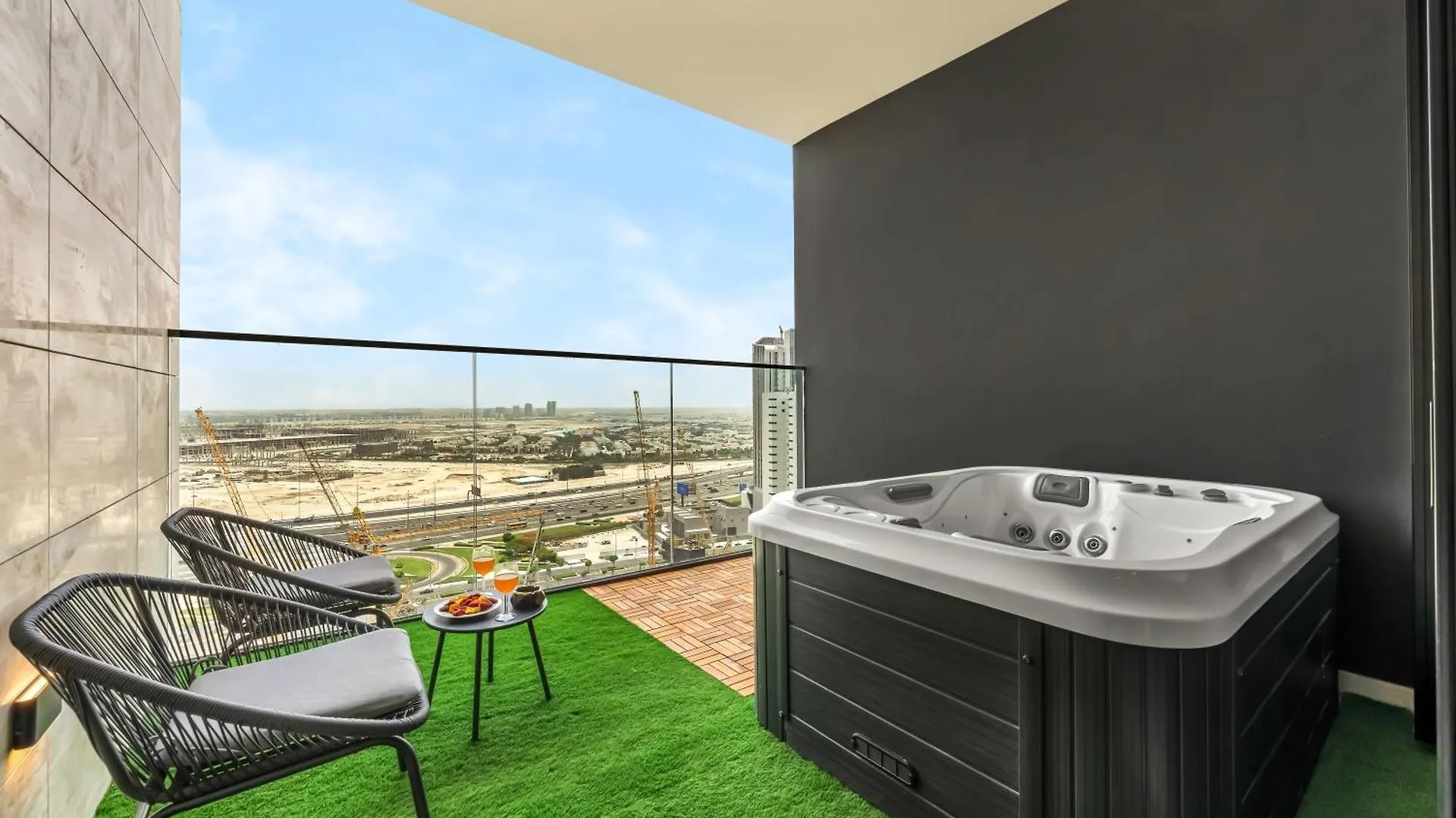 Modern Studio Private Jacuzzi Canal View Dubai