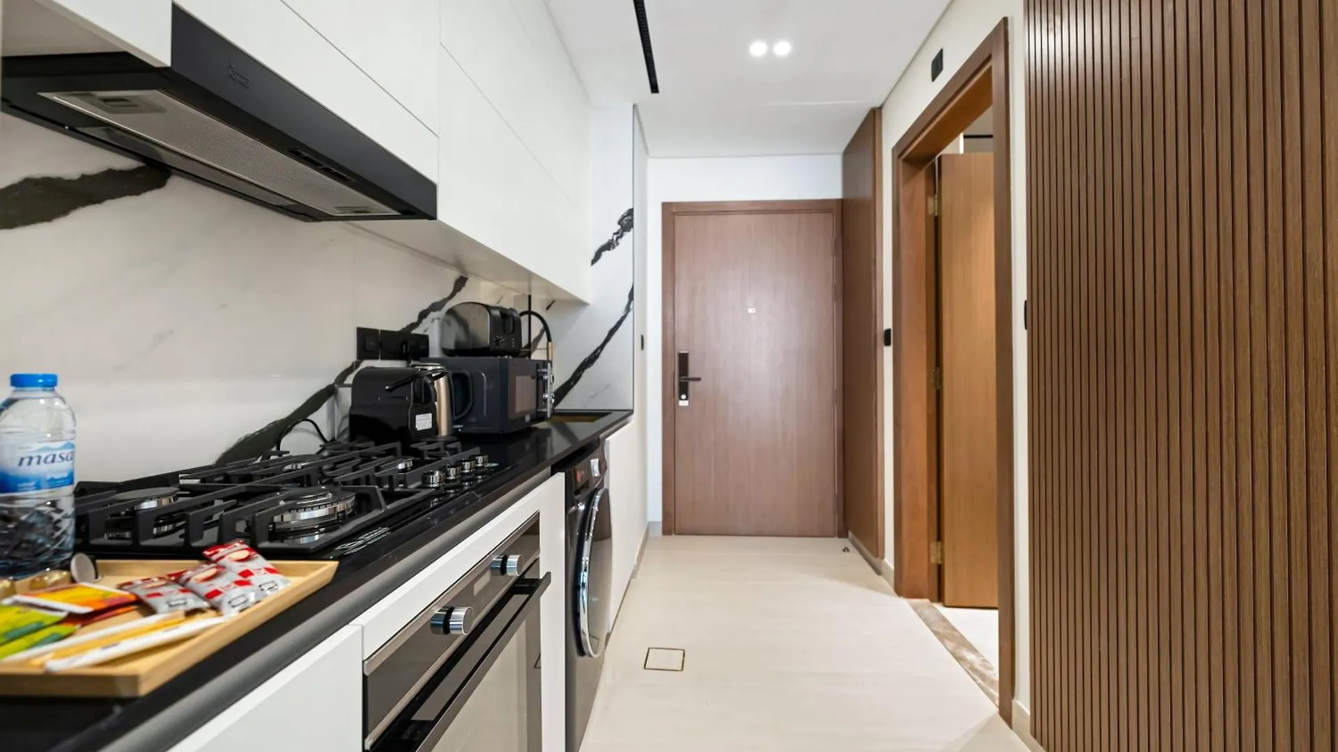 Modern Studio Private Jacuzzi Canal View Dubai