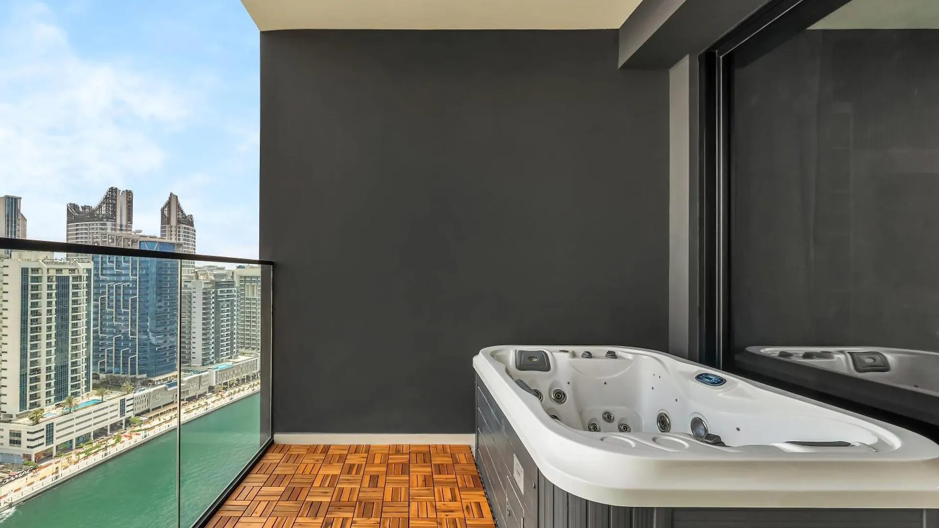 Modern Studio Private Jacuzzi Canal View location